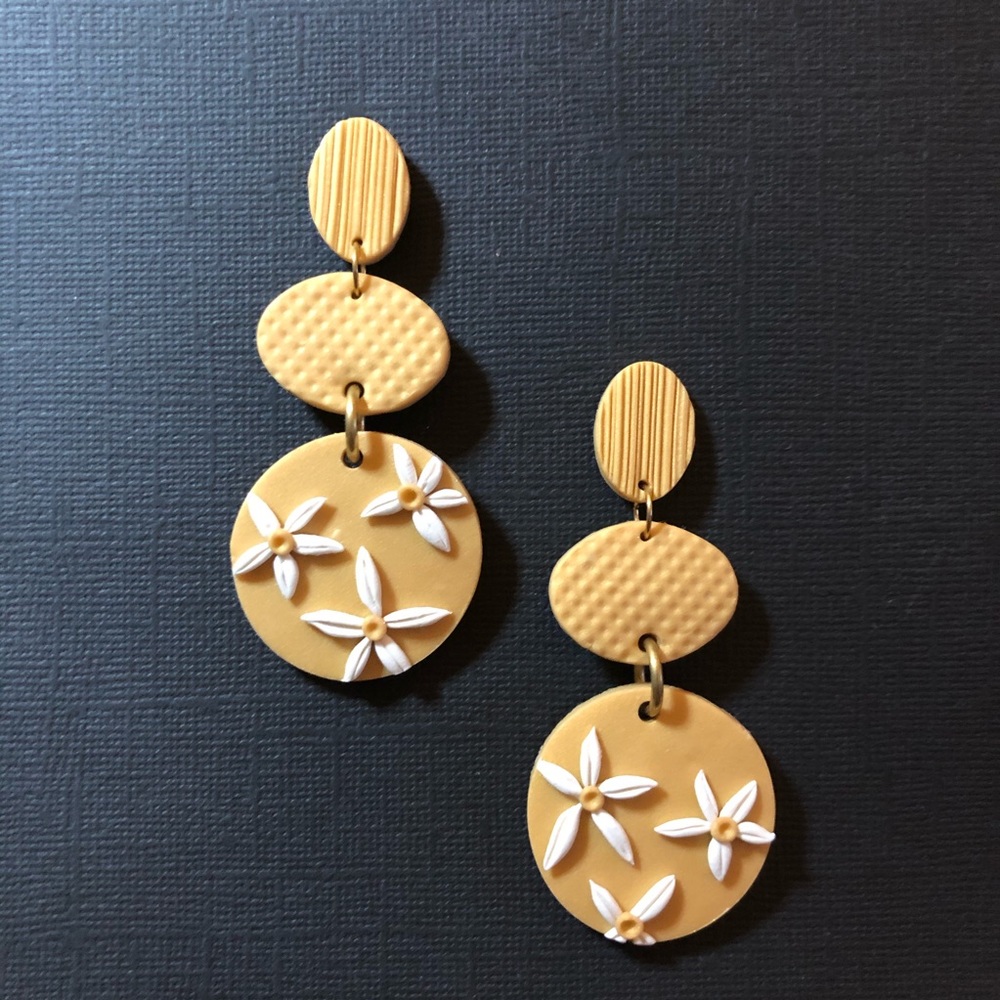 INDIE12 Handmade PolyClay White Flower Earrings